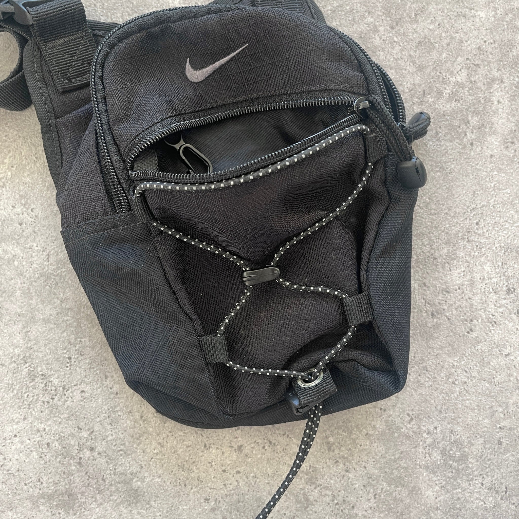 N*ke 1990s cross body utility bag