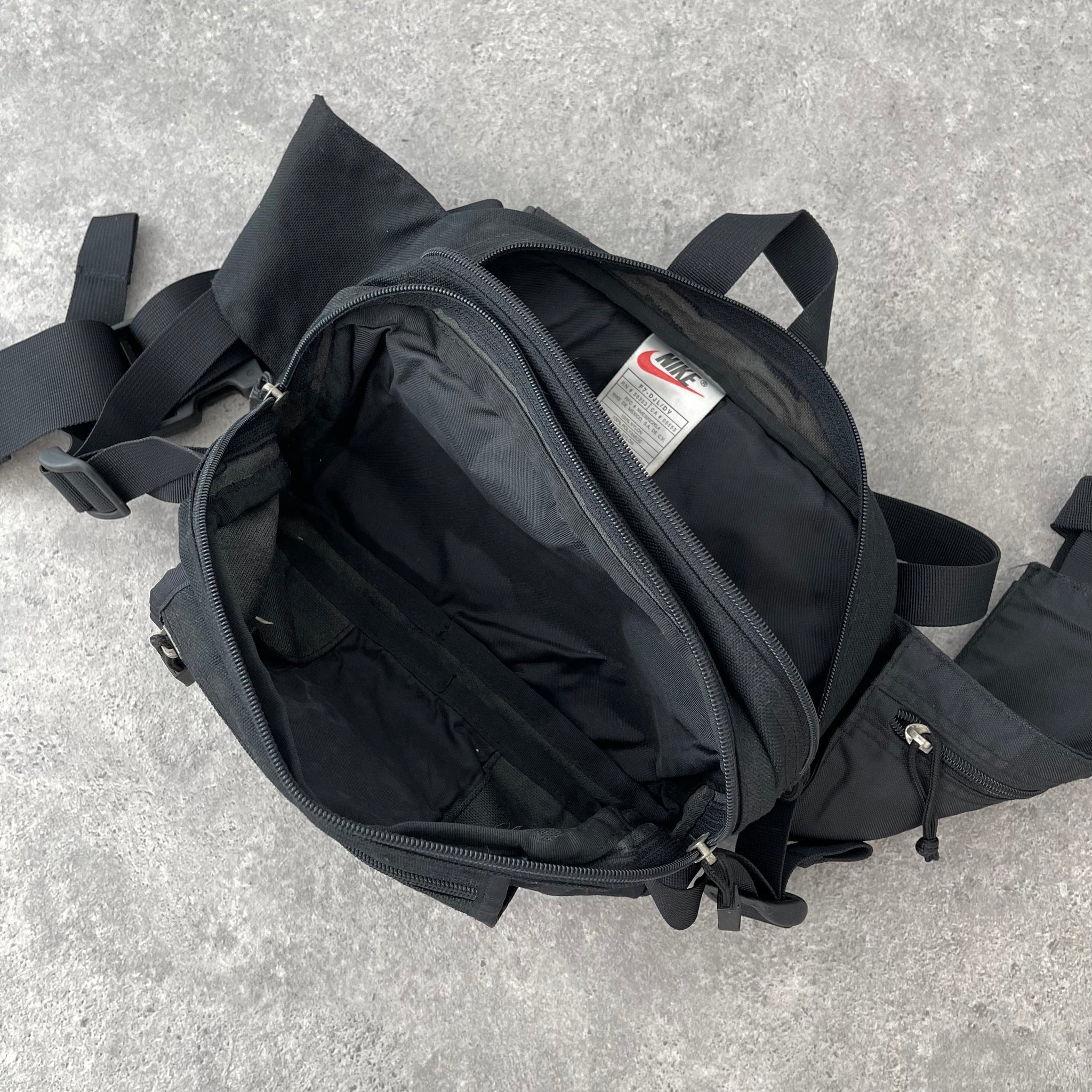 N*ke 1990s cross body utility bag