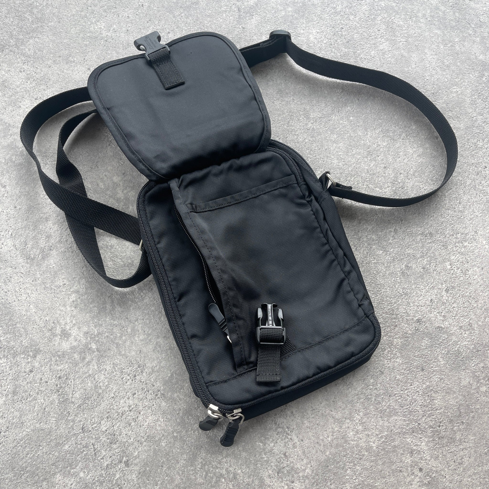 N*ke 1990s cross body technical utility bag